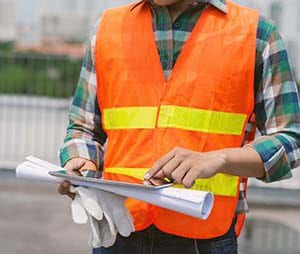 A construction contractor using invoicing software on the jobsite.