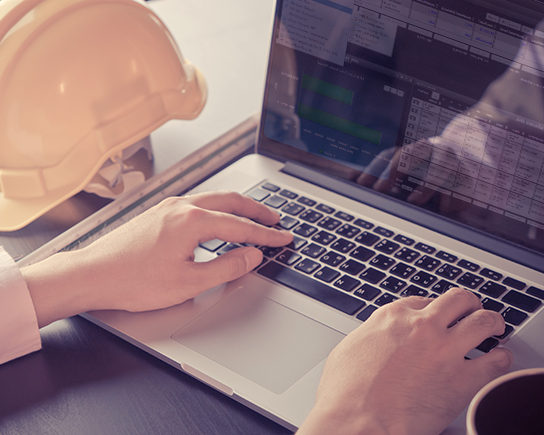construction contractor using job cost accounting software
